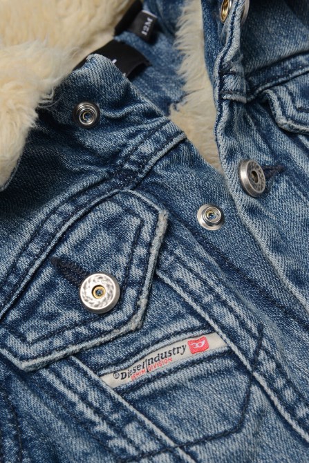 Mittelblauer Diesel-jeskib