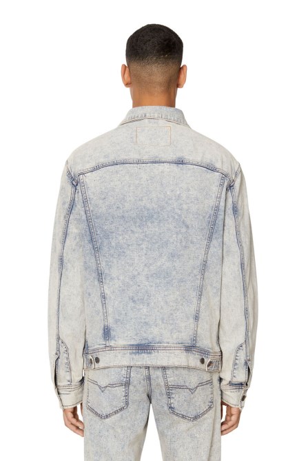 Hellblauer D-barcy-diesel