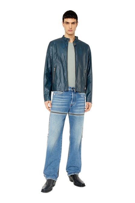 Dunkelblauer J-sofori Diesel