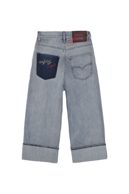 Hellblauer Diesel Ary