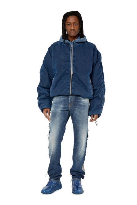 Dunkelblauer D-bressy Diesel