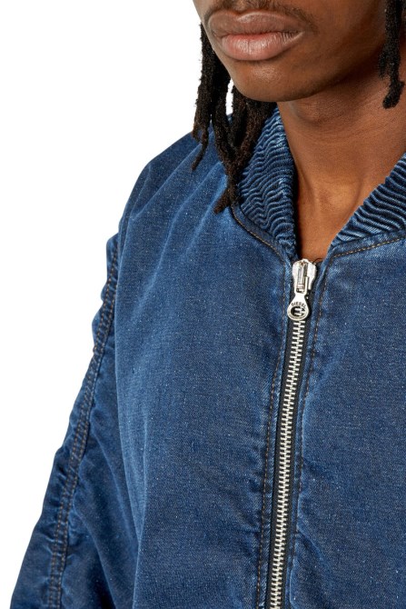 Dunkelblauer D-bressy Diesel