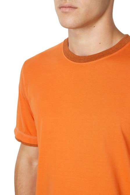 Orangefarbener T-Juster-Diesel