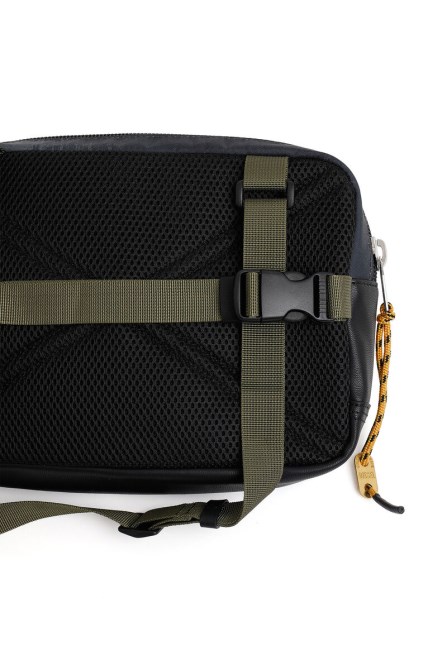 Grün/blauer Dieselhuli